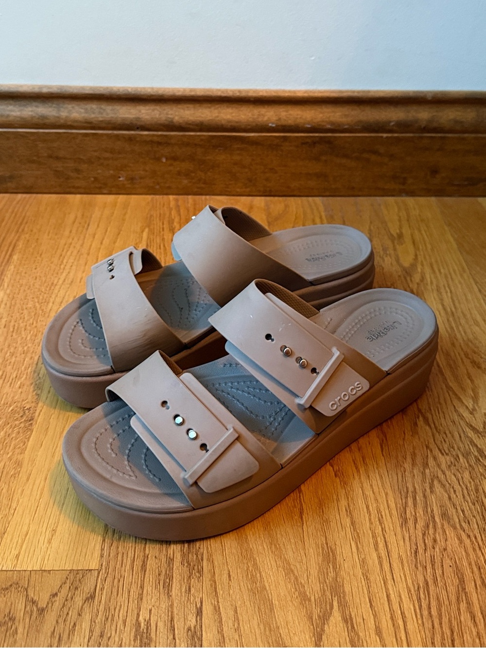 Crocs Brooklyn Buckle Low Wedge Sandal Latte Mushroom Comfort Fall Women’s Sz 9 - Picture 5 of 9